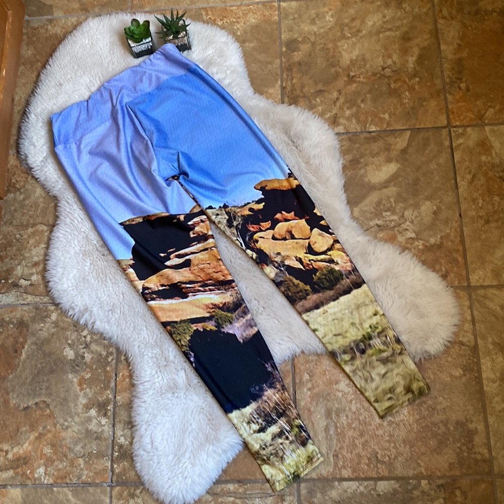 Mellivora “Fearless" leggings medium Red Rocks Colorado - Picture 4 of 11